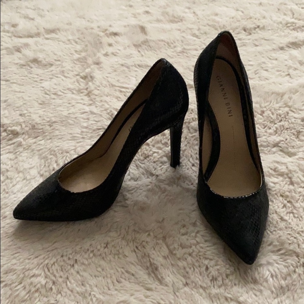 Gianni Bini Black Snakeskin Pumps